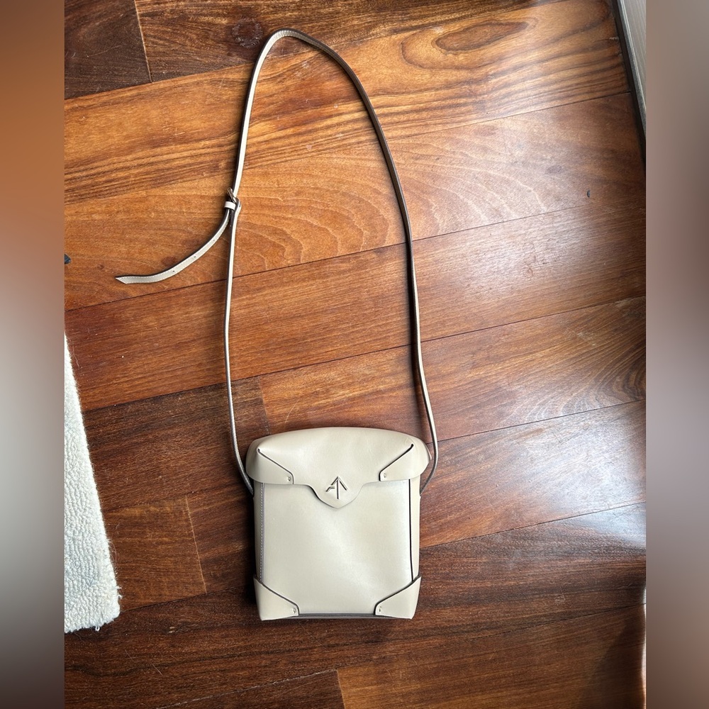 Manu Atelier Elegant Leather Designer Crossbody Bag in Cream - Picture 3 of 14